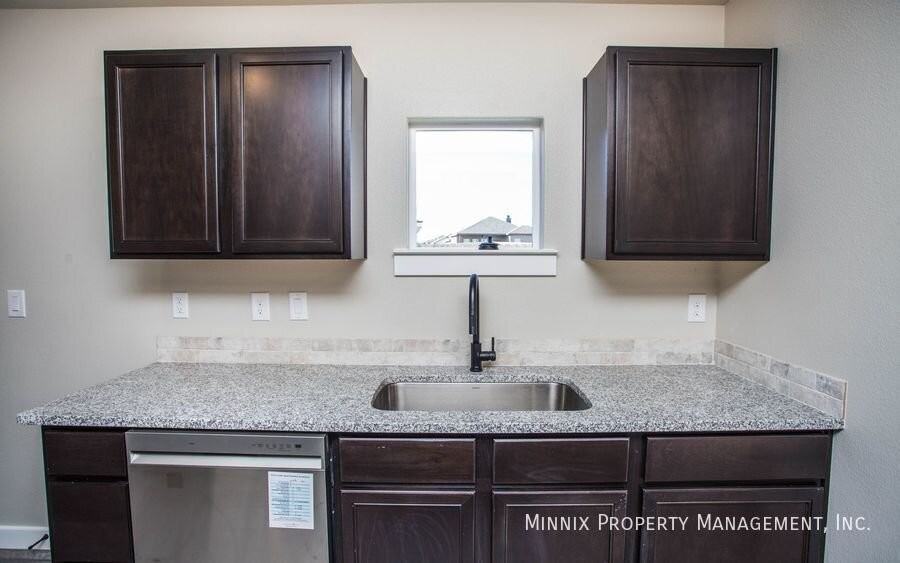 424 E 30th St - Photo 5 of 29