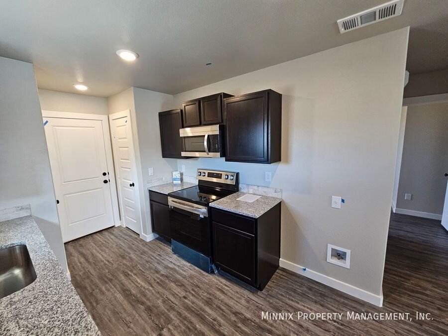 424 E 30th St - Photo 6 of 29