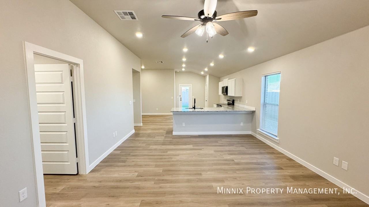 7208 35th St - Photo 4 of 23