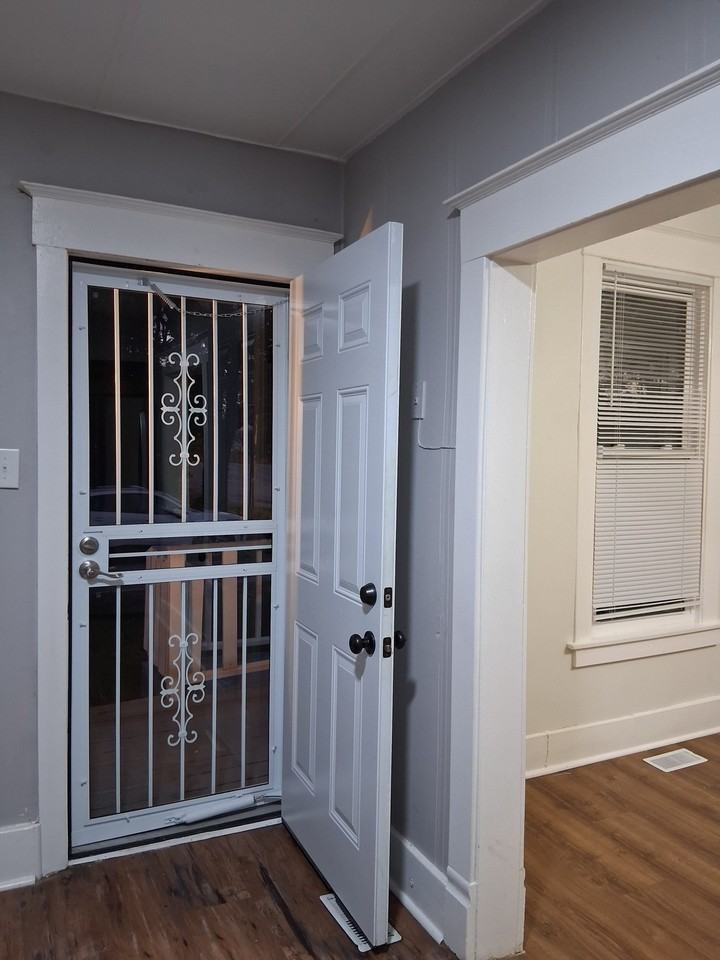 312 W Mcclure Ave - Photo 3 of 26