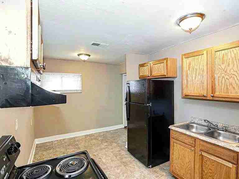 2411 Century Dr - Photo 7 of 9