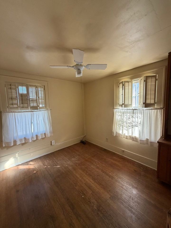 505 Altgeld St - Photo 7 of 10