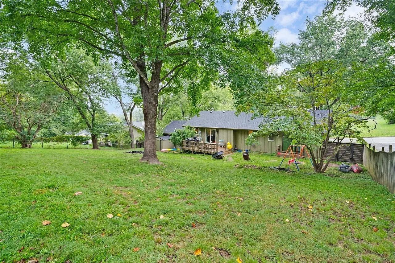 1200 E Summerhill St - Photo 2 of 11