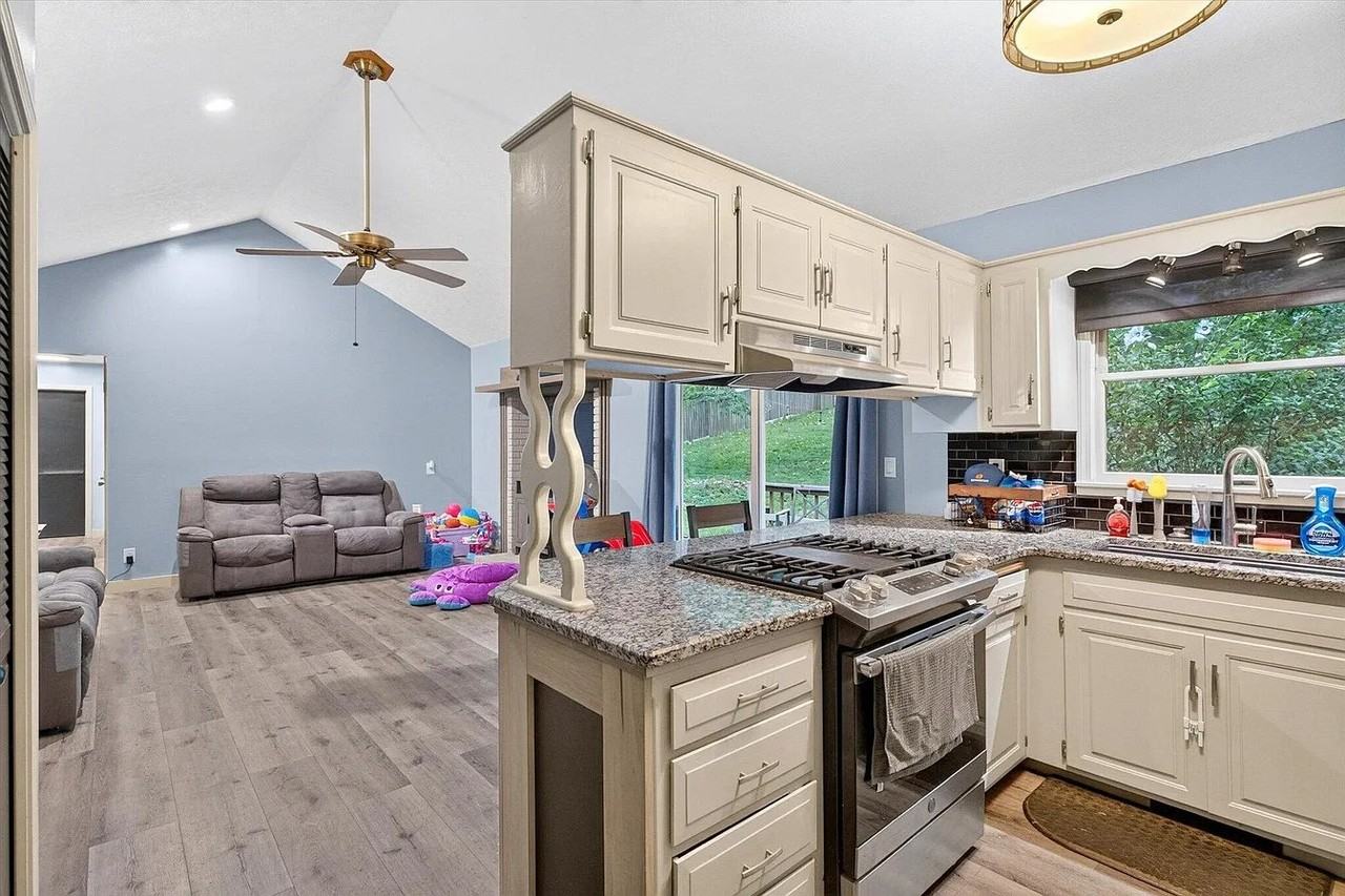 1200 E Summerhill St - Photo 4 of 11