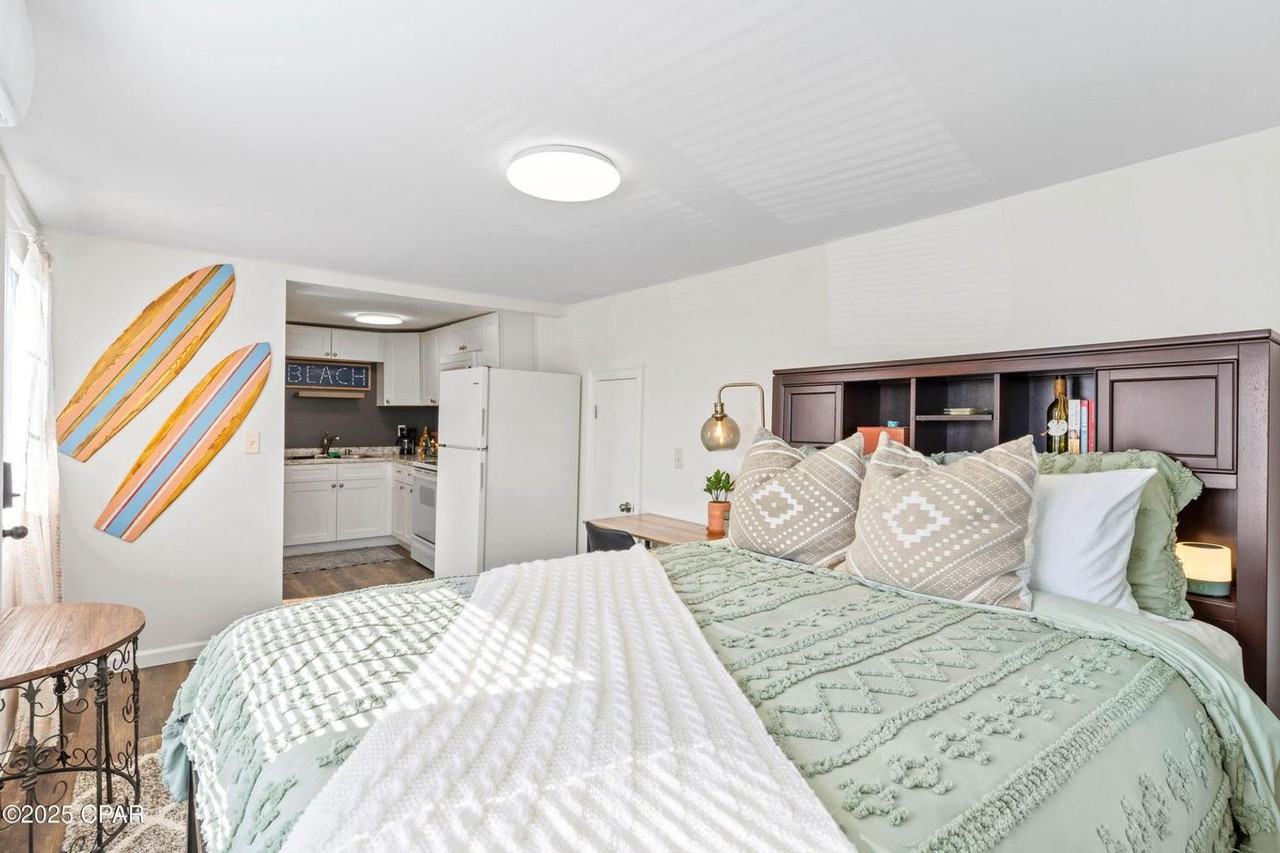615 Bay Ave - Photo 3 of 32