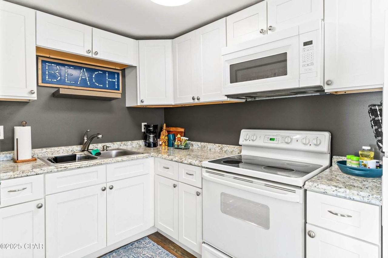 615 Bay Ave - Photo 5 of 32