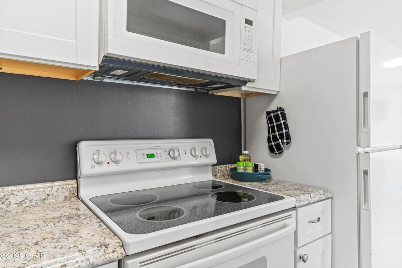 615 Bay Ave - Photo 6 of 32