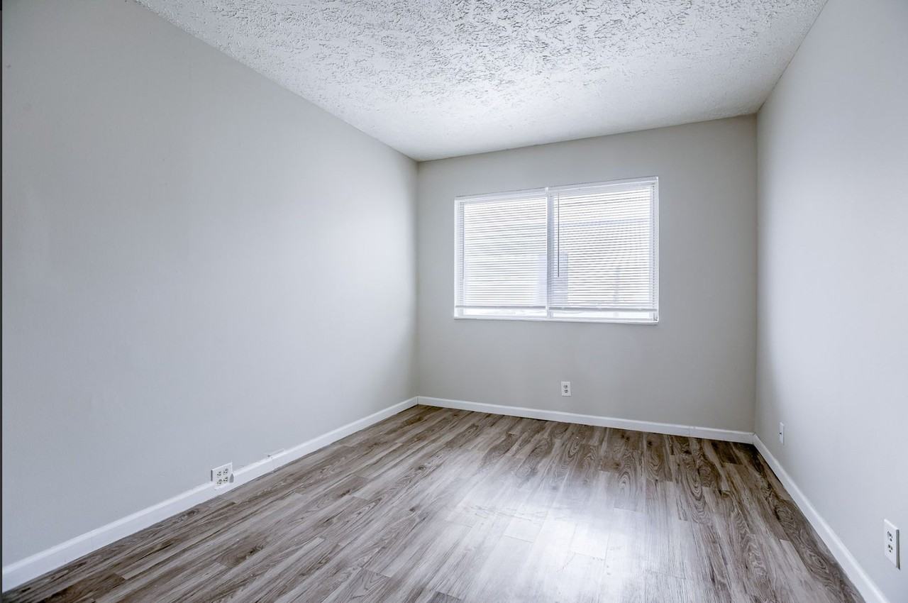 Oakridge Apartments - Photo 5 of 36