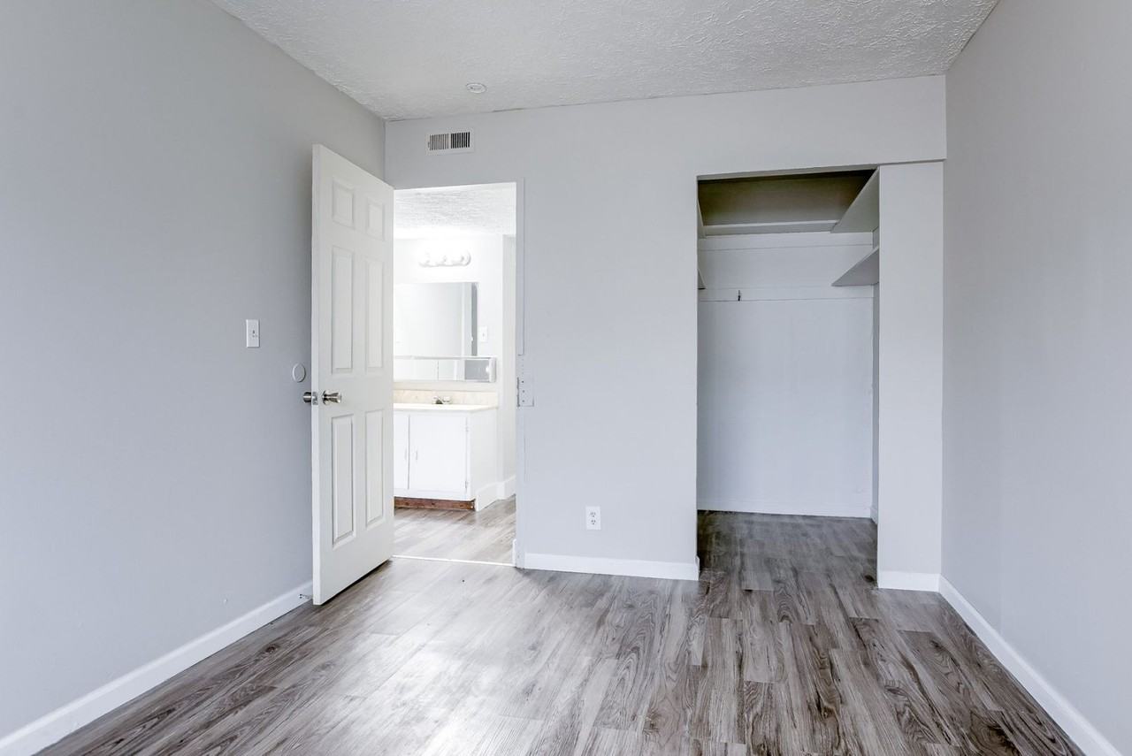 Oakridge Apartments - Photo 6 of 36
