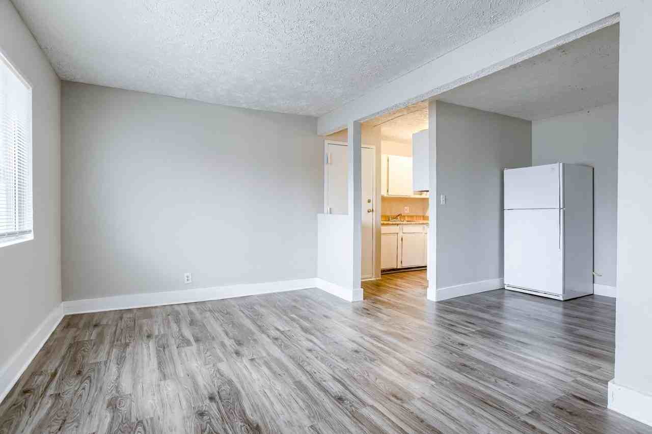 Oakridge Apartments - Photo 7 of 36