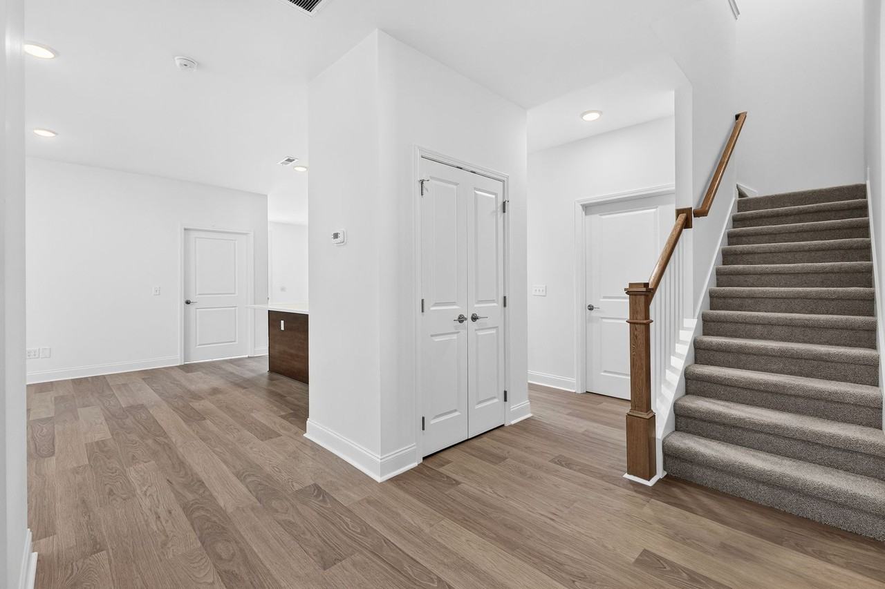 6571 Elizabeth Ann Way - Photo 7 of 32