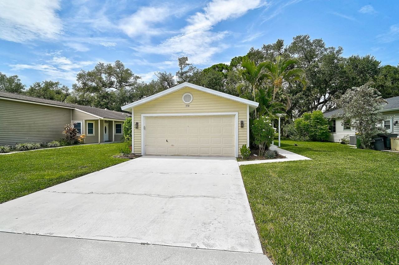 358 Bearded Oaks Cir - Photo 2 of 23
