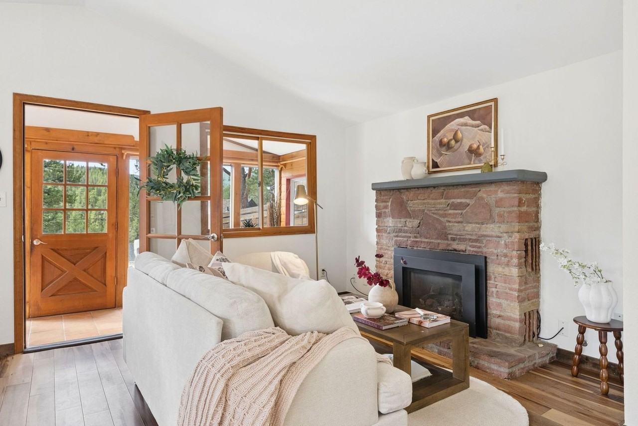 293 Bendemeer Dr - Photo 4 of 23