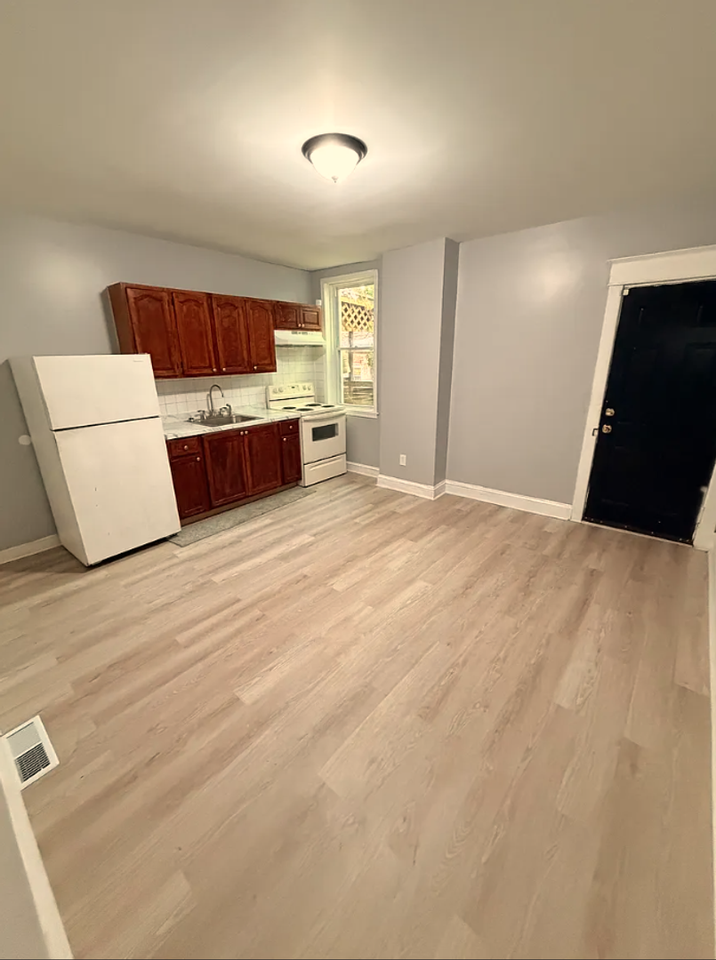 6132 Glenmore Ave - Photo 5 of 18