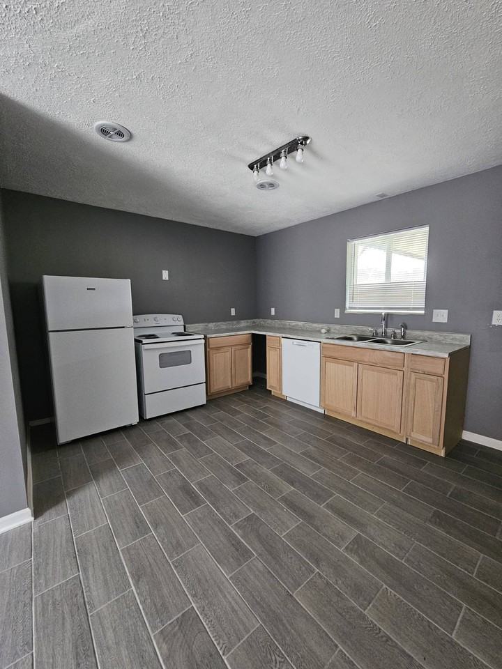 204 Midtown Lane - Photo 2 of 24