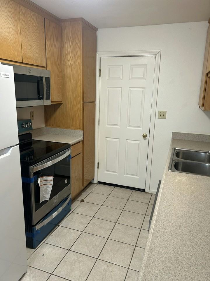 1023 Elizabeth Lane - Photo 2 of 3