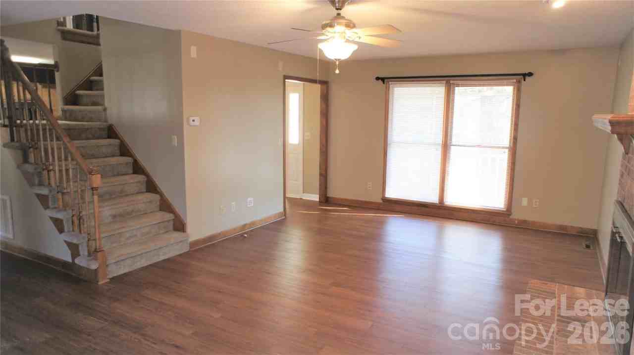 2308 Heathershire Ln - Photo 7 of 32
