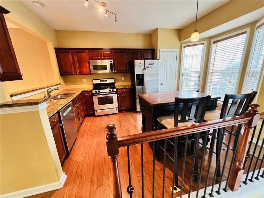 1367 Thornborough Dr - Photo 7 of 32