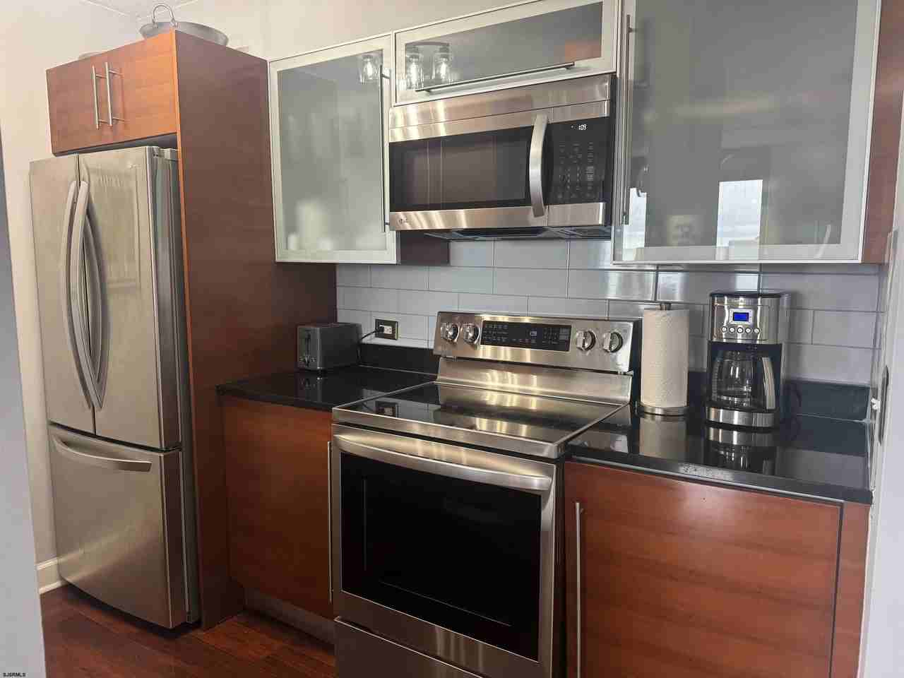 526 Pacific Ave - Photo 2 of 22