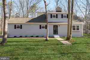 featured image of 221 Oak Ln