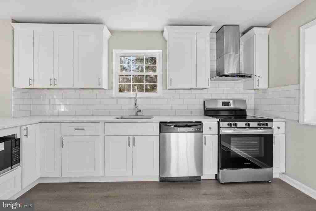 221 Oak Ln - Photo 4 of 16