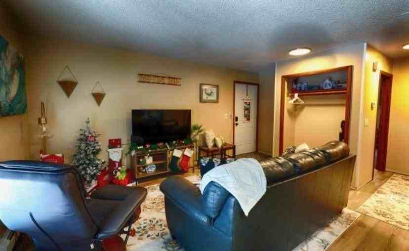 638 Ouida Way - Photo 3 of 10