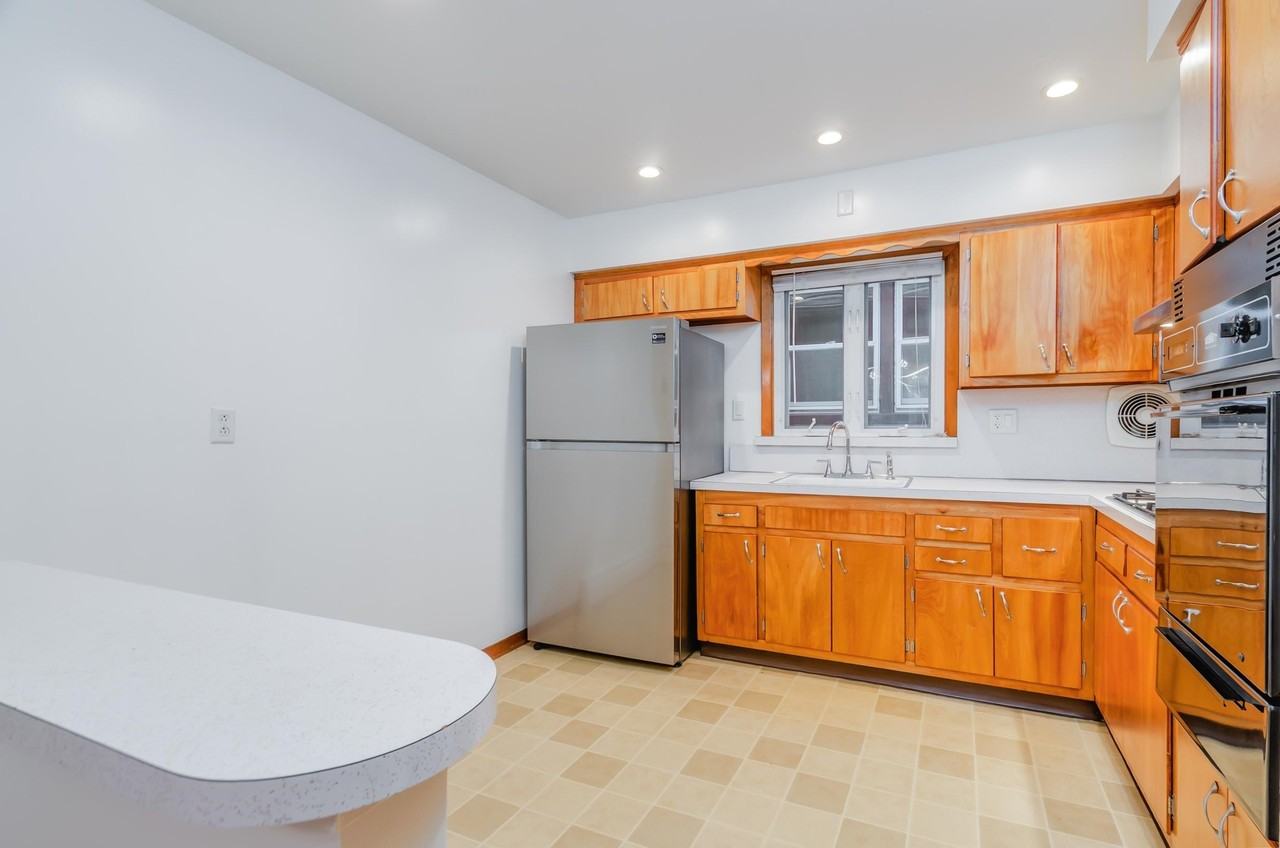 180 W 3rd St - Photo 4 of 15