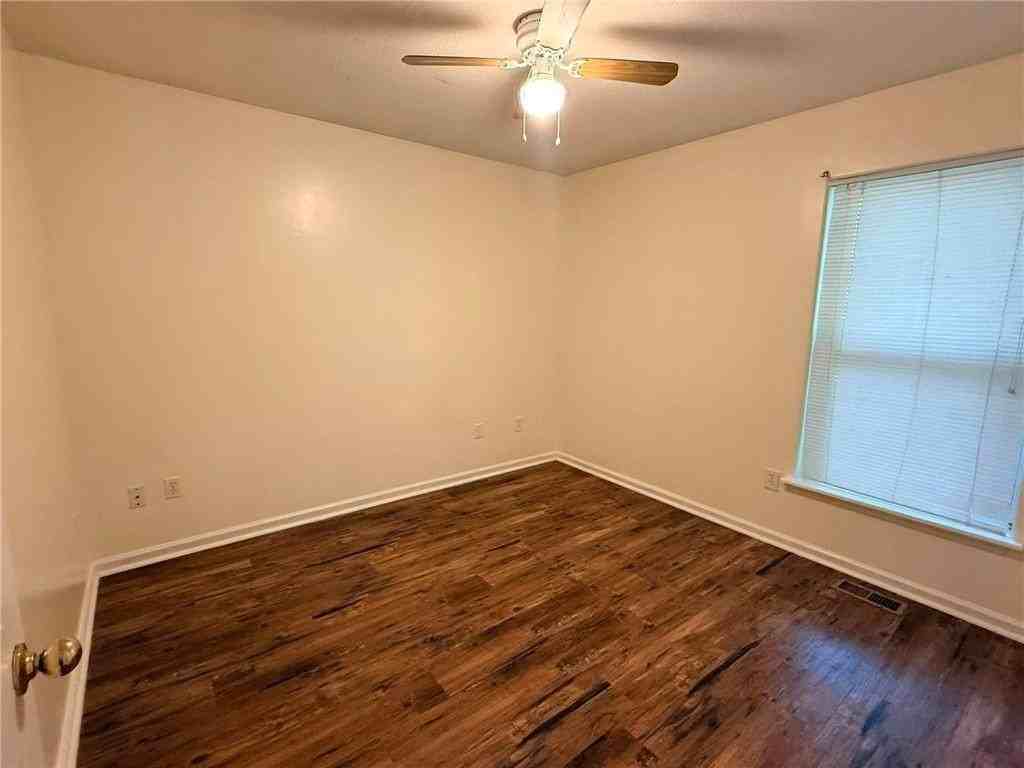 109 S Crysler Ave - Photo 5 of 8