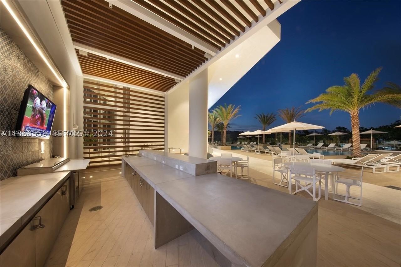 16385 Biscayne Blvd #7 - Photo 3 of 43