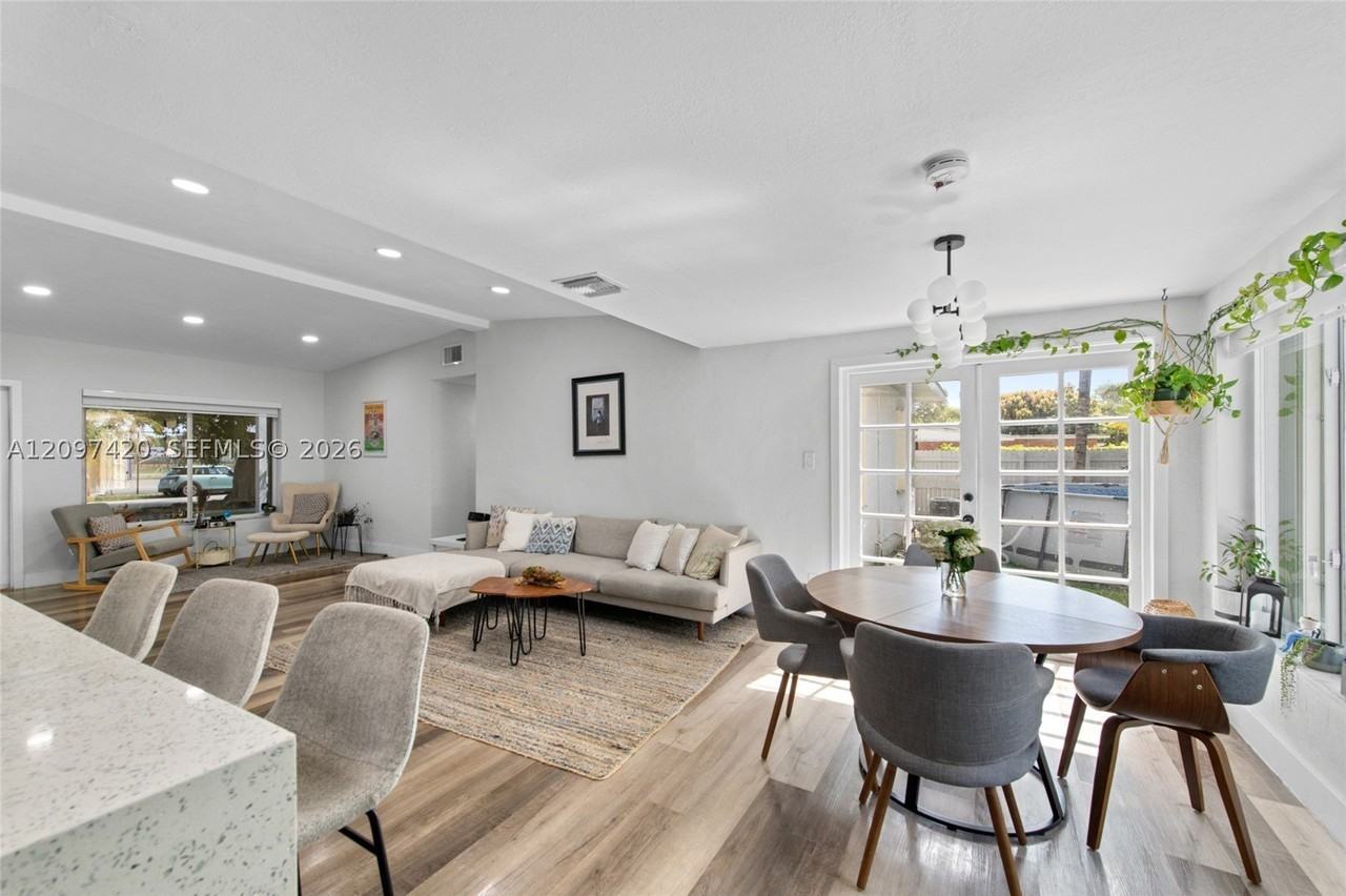 1704 Sw 9th St - Photo 2 of 15