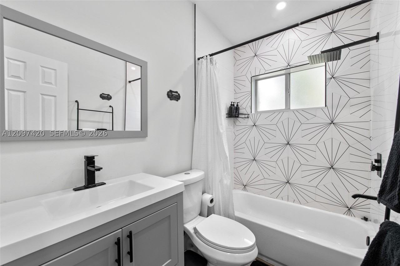 1704 Sw 9th St - Photo 5 of 15