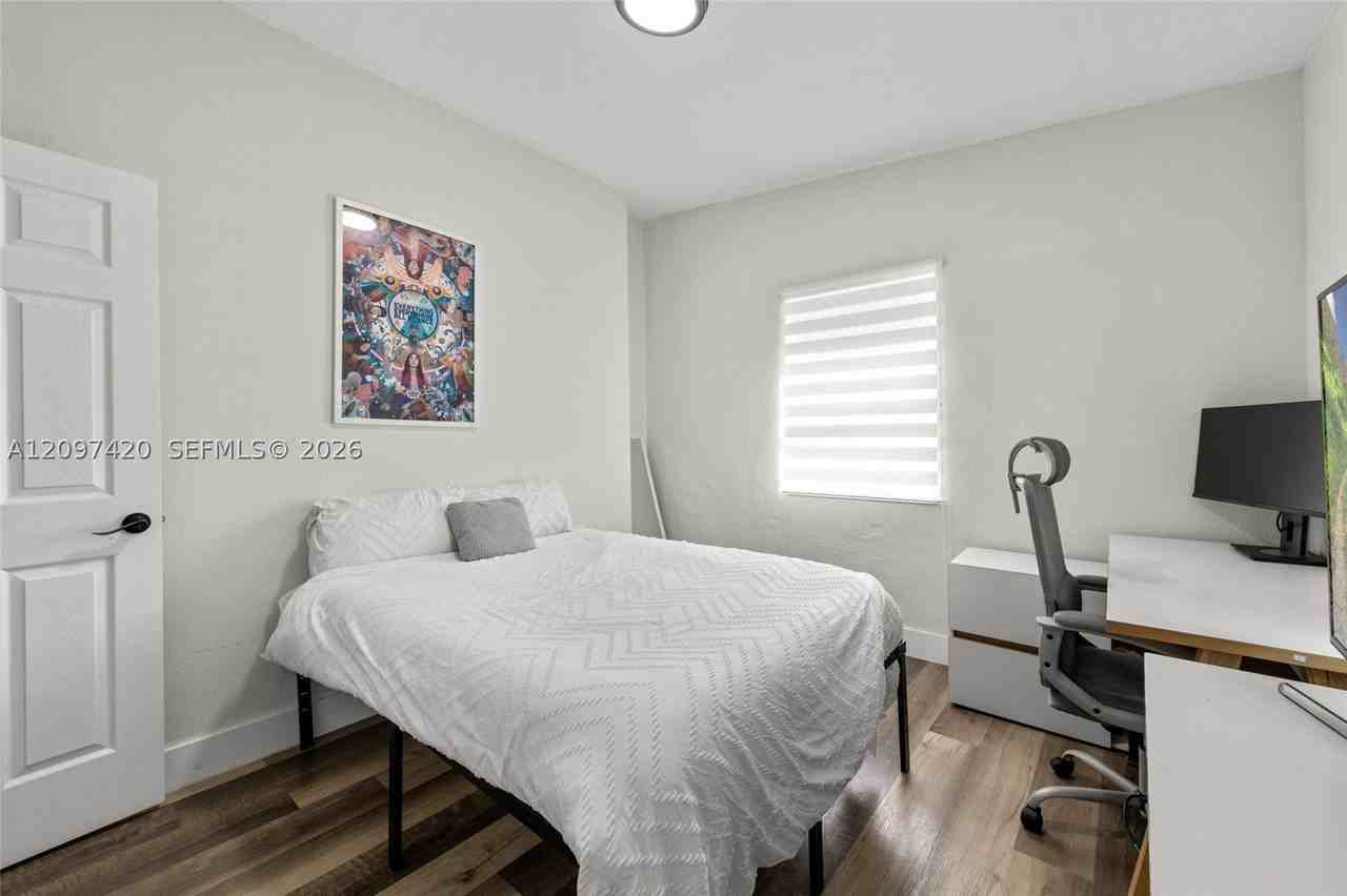 1704 Sw 9th St - Photo 7 of 15
