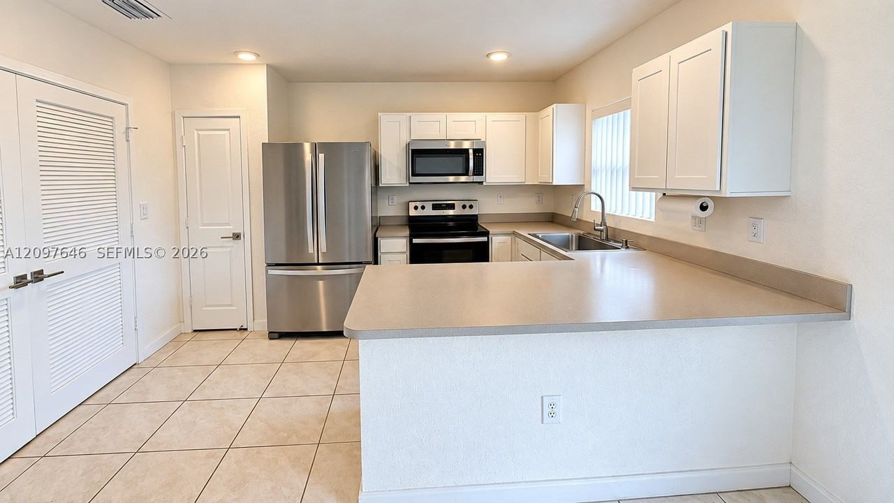 585 Ne 5th Pl #585 - Photo 5 of 25