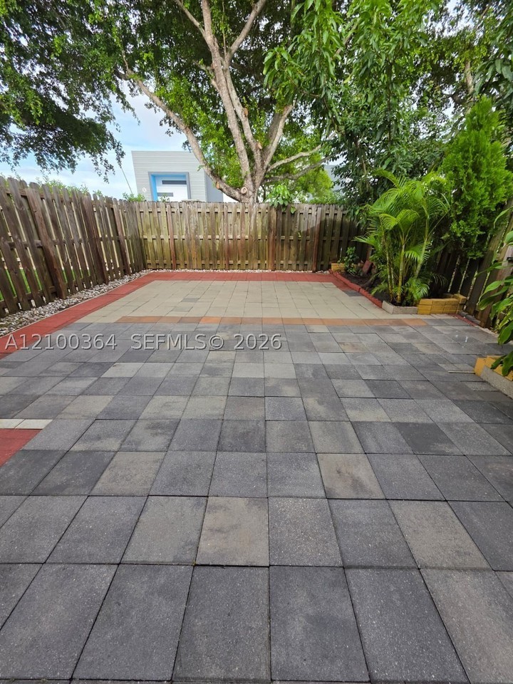 1337 Se 27th Ter - Photo 3 of 20