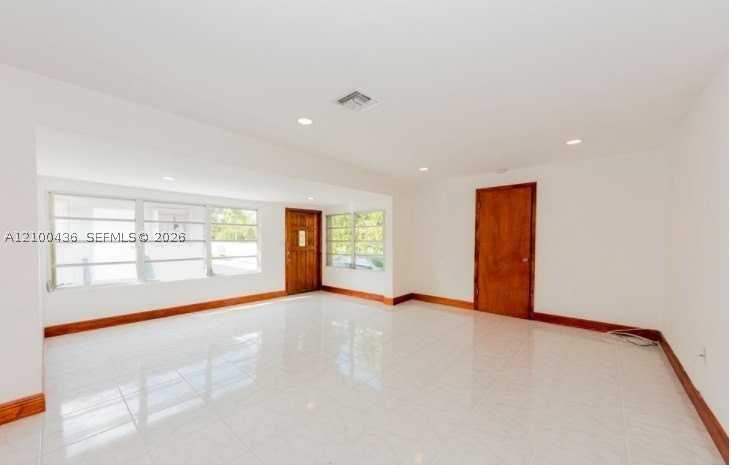 1131 Sw 14th Ave #1 - Photo 3 of 11