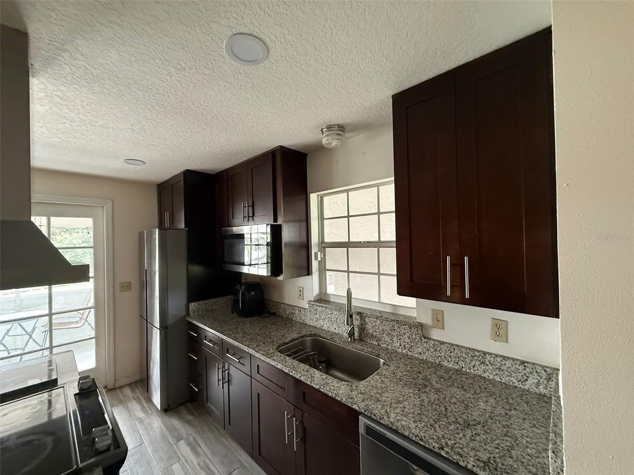 17430 Hillside Dr - Photo 5 of 15