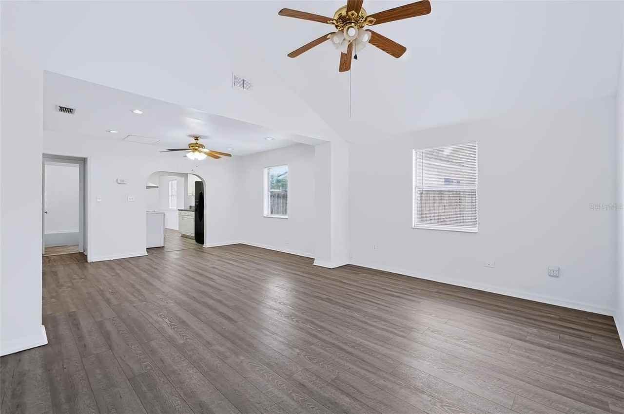 7606 Alvina St - Photo 3 of 34