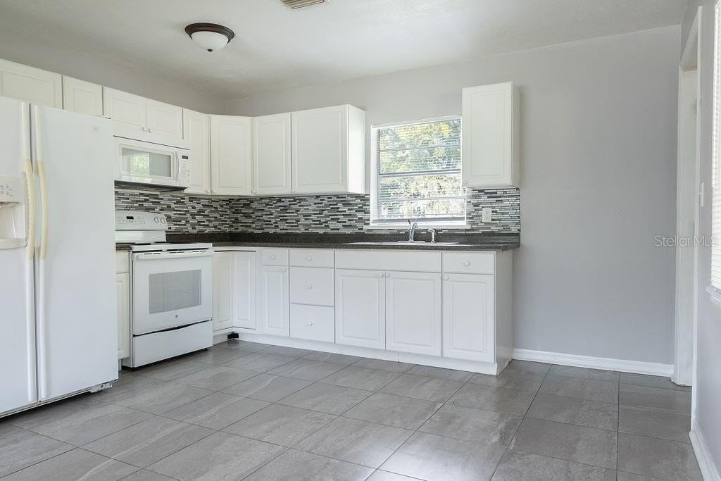 630 E Indiana Ave - Photo 6 of 13