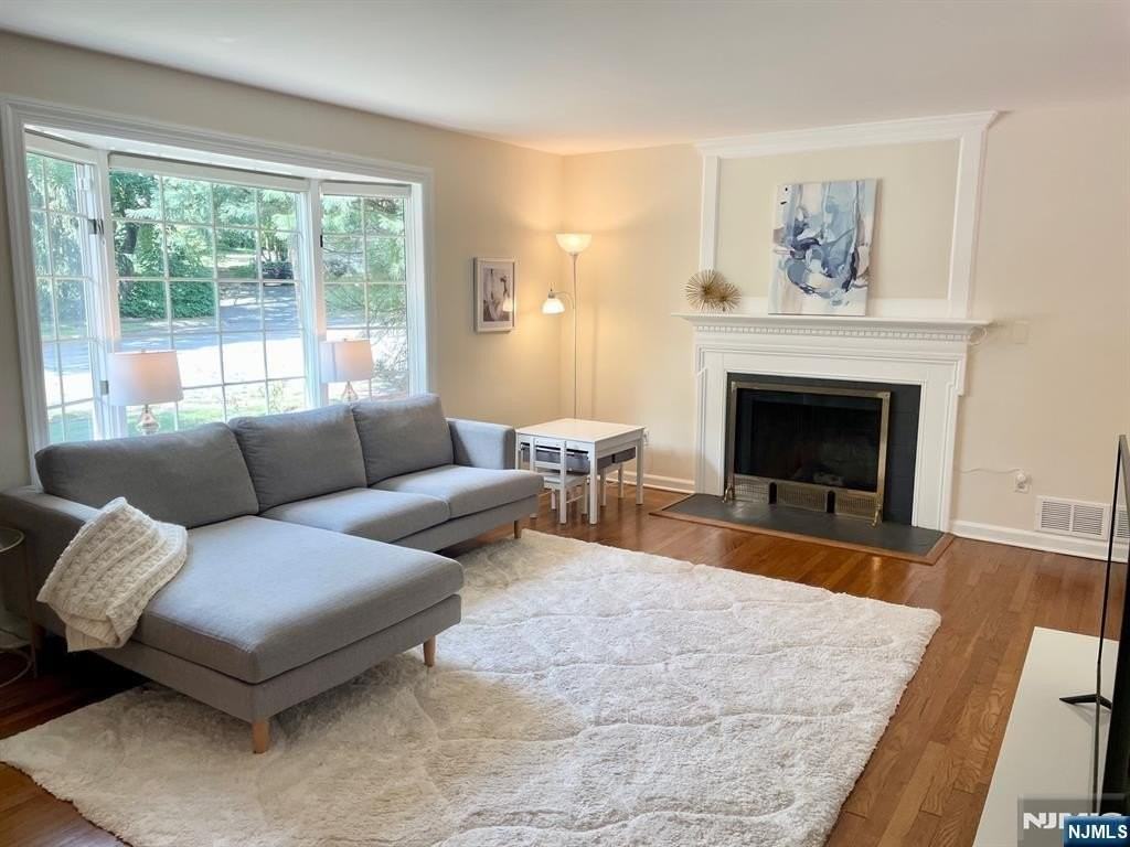 27 Greenway Ct - Photo 5 of 15