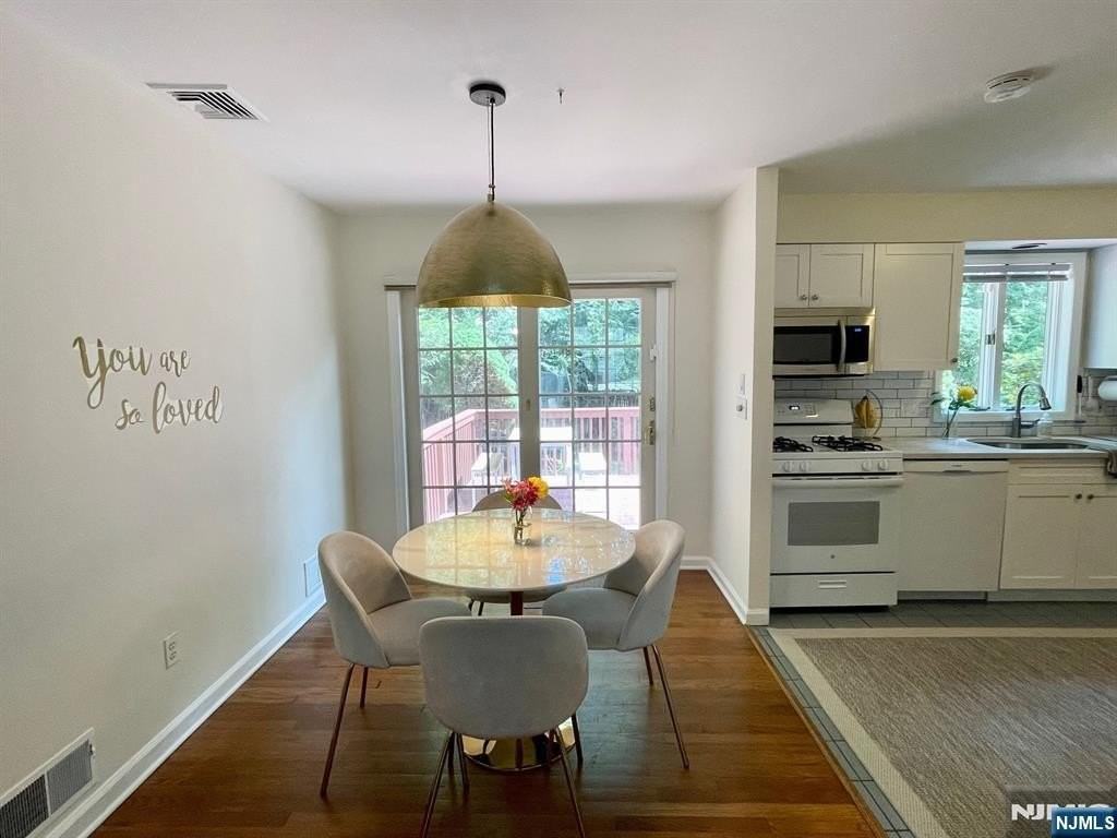 27 Greenway Ct - Photo 6 of 15