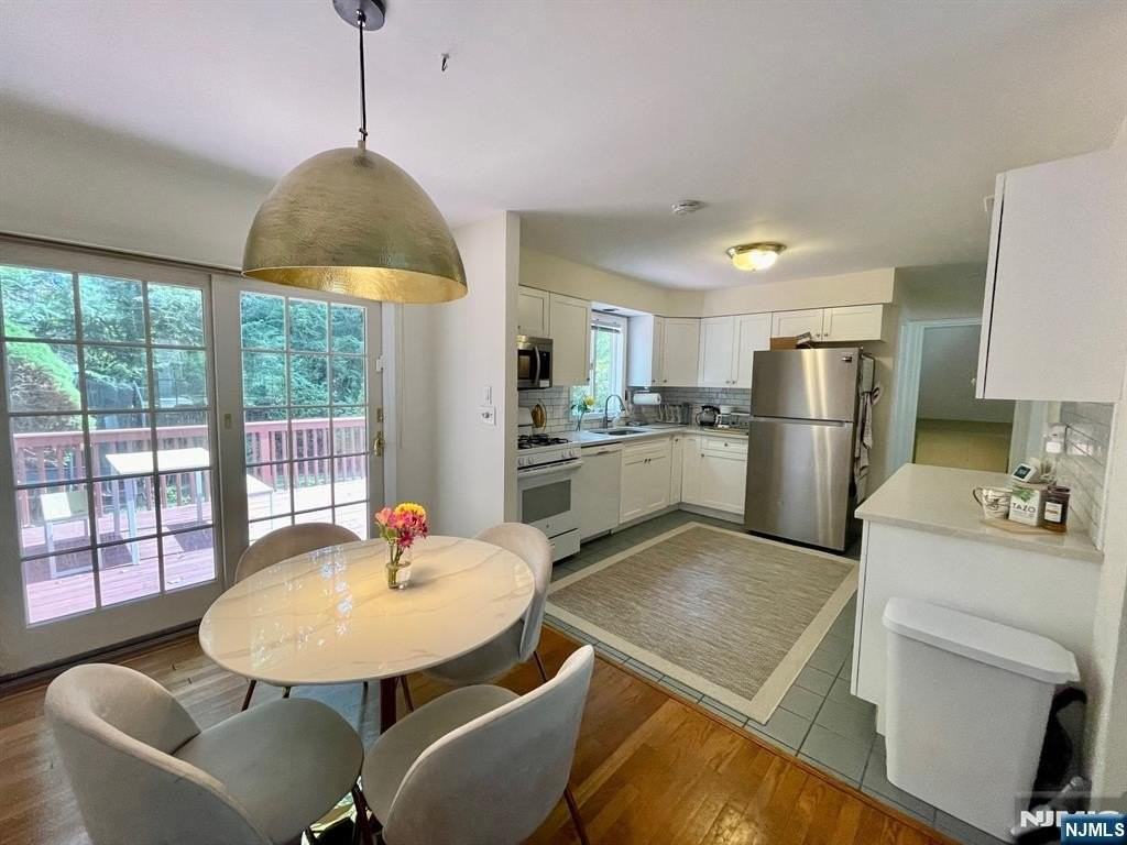 27 Greenway Ct - Photo 7 of 15