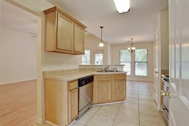 713 Chevreuil St - Photo 3 of 12