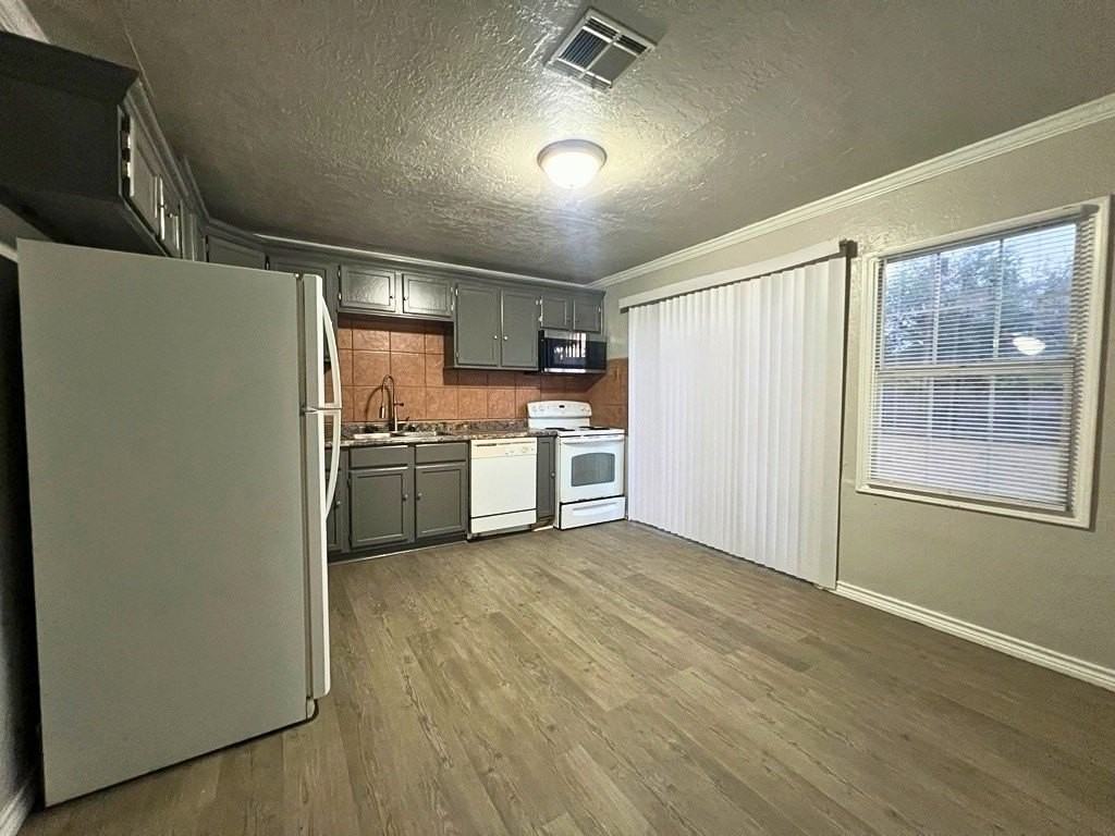 2326 Nw Lincoln Ave - Photo 4 of 15