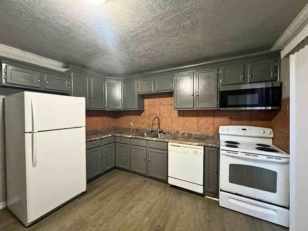 2326 Nw Lincoln Ave - Photo 5 of 15