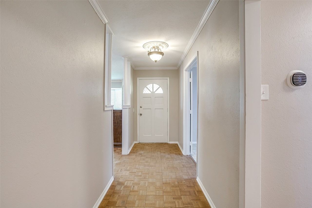 1706 Larkspur Dr - Photo 4 of 33