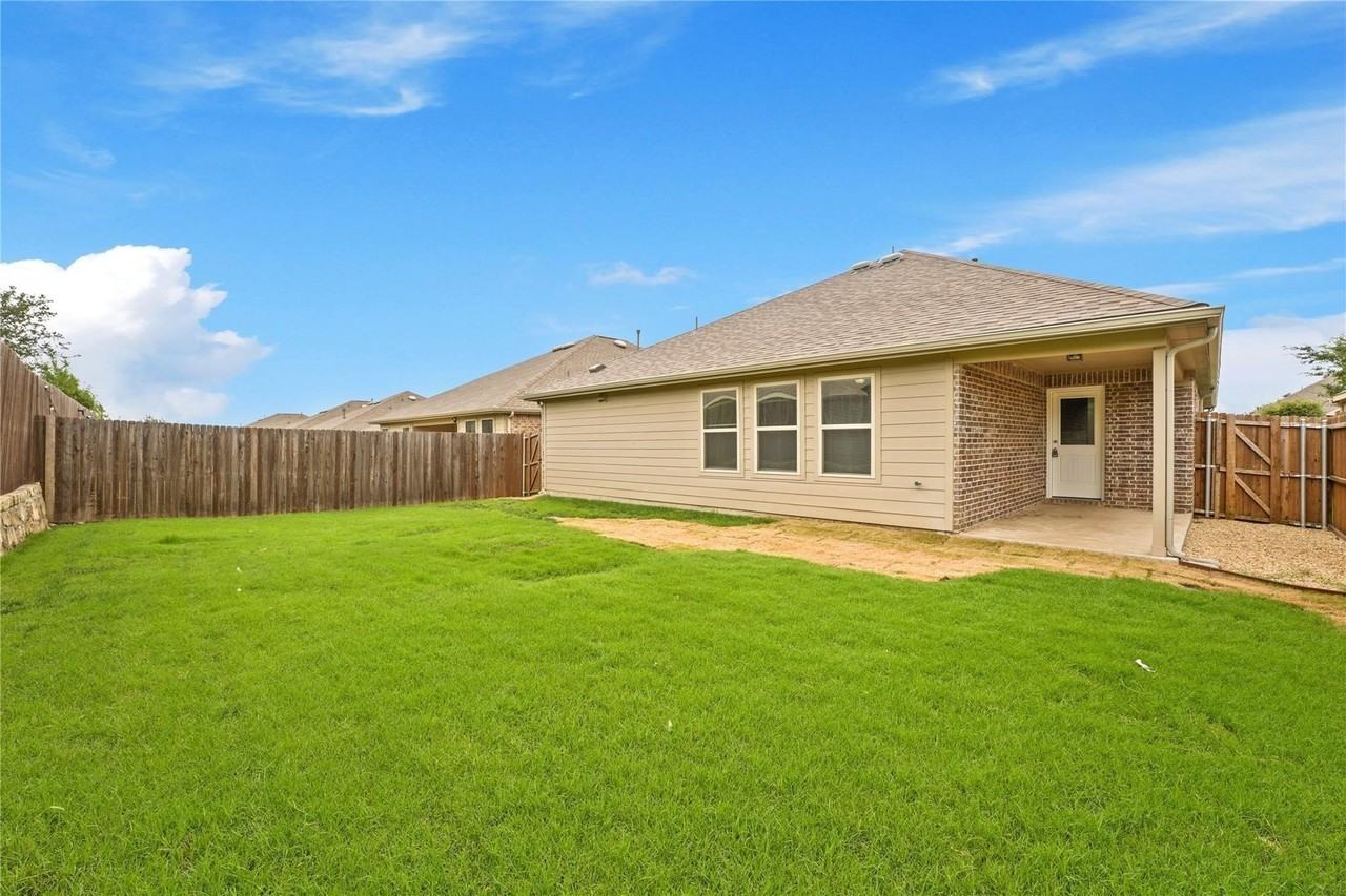 906 Silverbell St - Photo 3 of 15