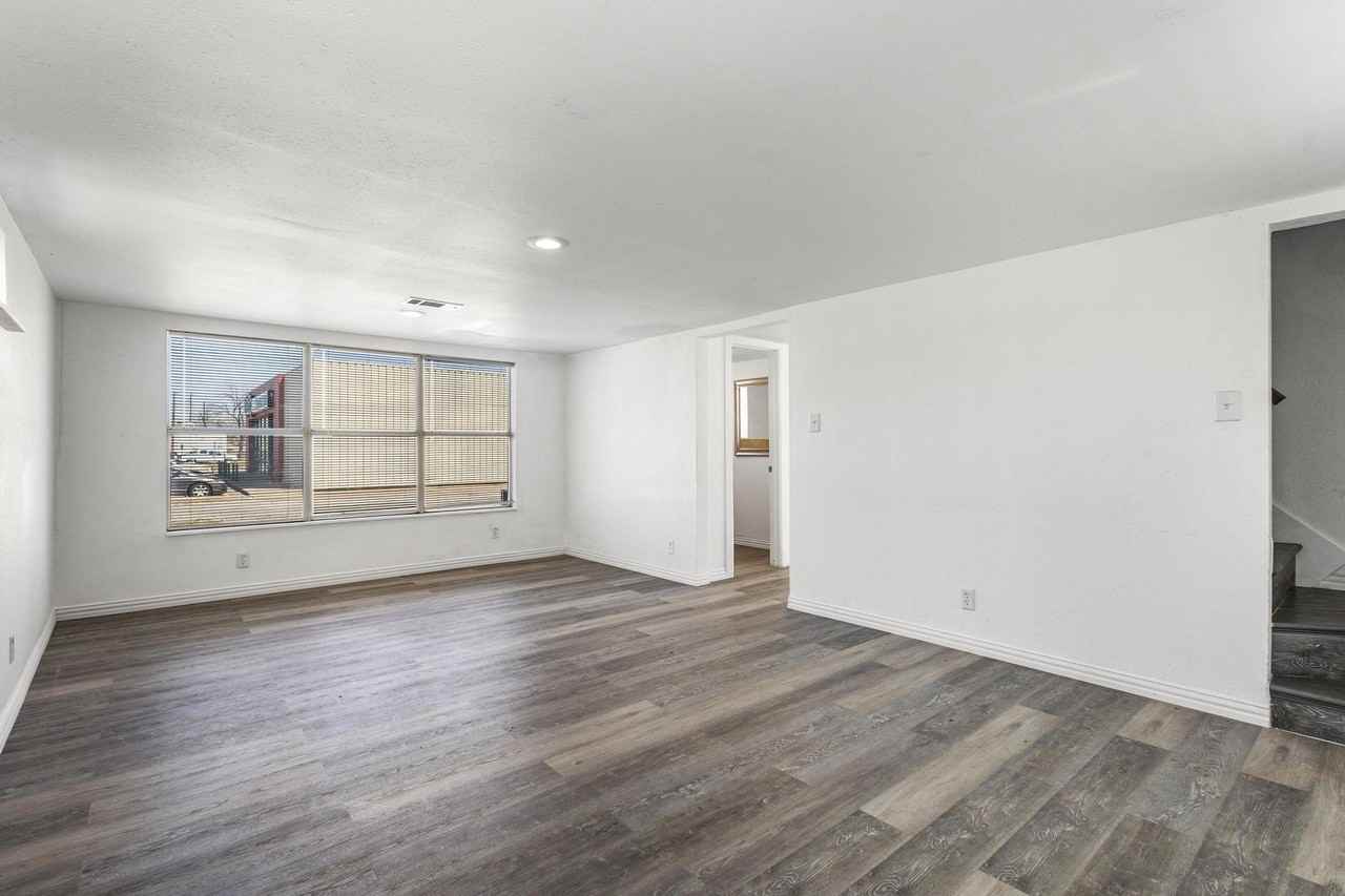 127 W Texas St - Photo 2 of 11