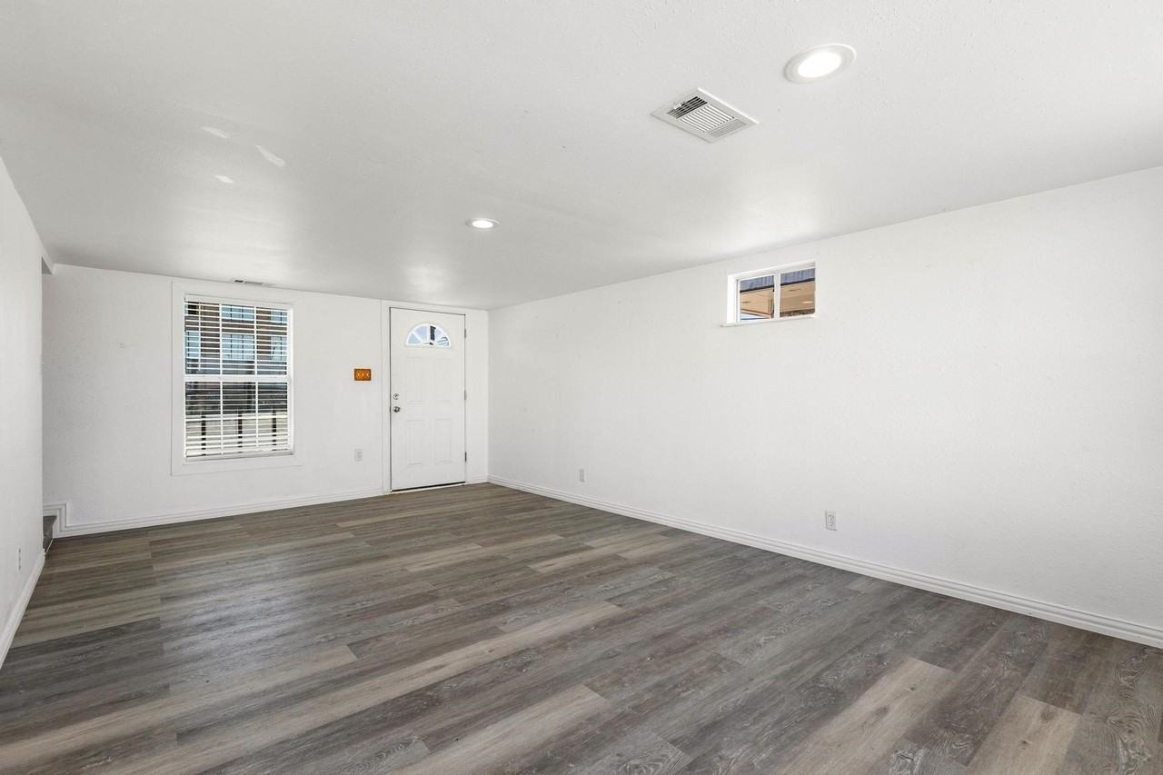 127 W Texas St - Photo 3 of 11