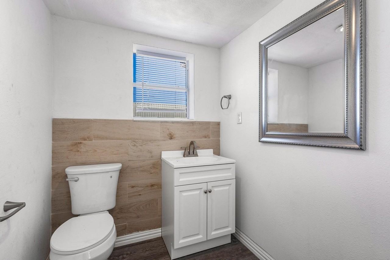127 W Texas St - Photo 4 of 11