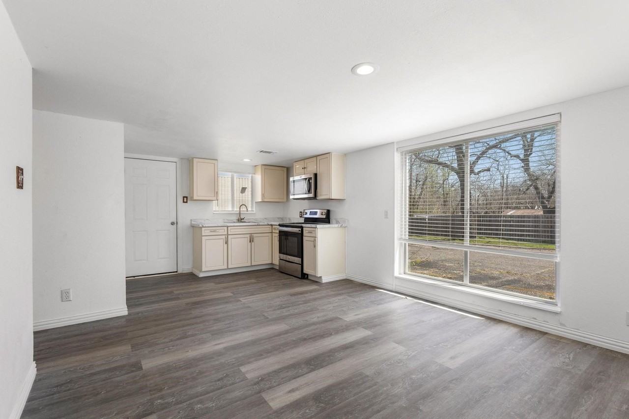 127 W Texas St - Photo 5 of 11